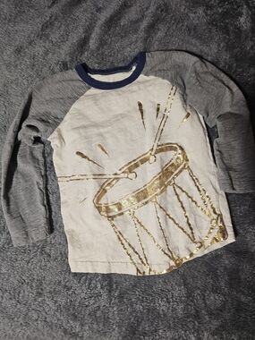 Mini Boden Cream & Gray Raglan Long-Sleeve Shirt with Gold Drum Graphic Size 3-4